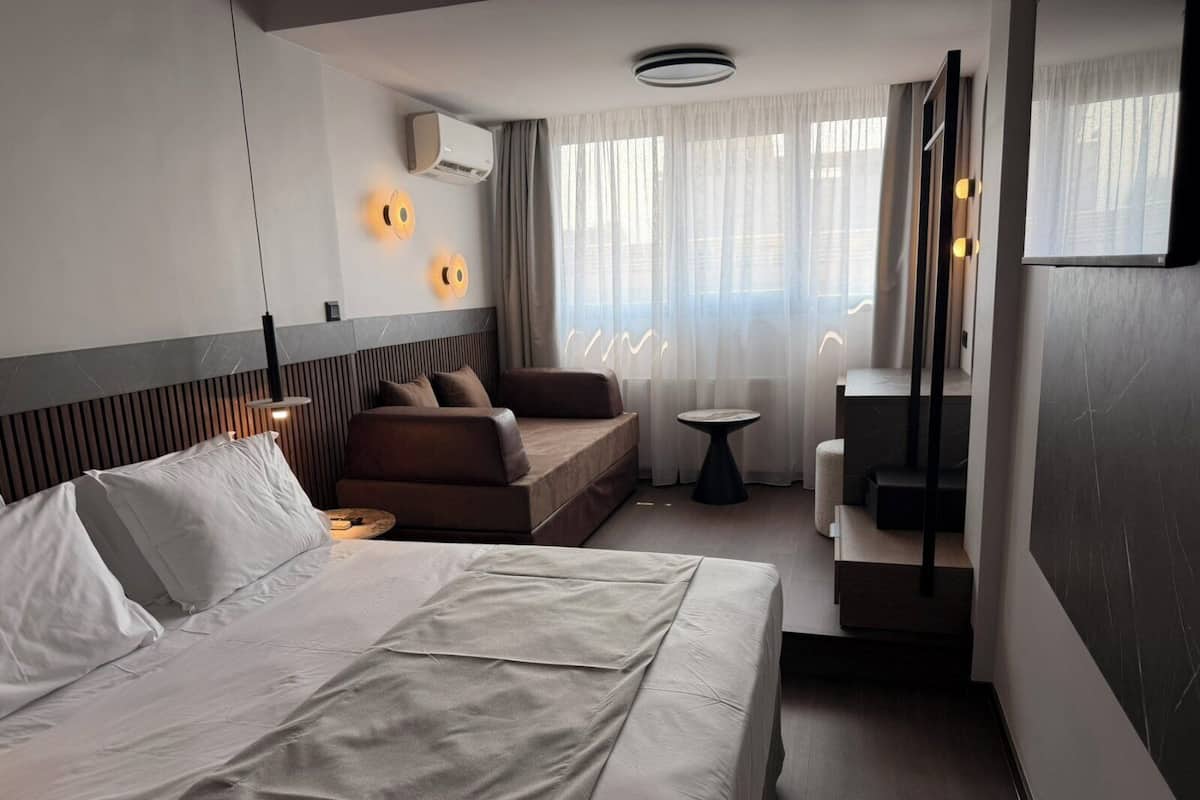 Skyline Comfort Triple | Allergikerbettwaren, Zimmersafe, Schreibtisch, Verdunkelungsvorhänge