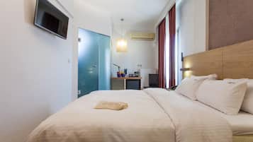 Ropa de cama hipoalergénica y caja de seguridad en la habitación
