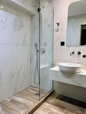 City Nest Double/Twin | Bathroom | Free toiletries, hair dryer, bidet, towels - Hotel Rotonda (Thessaloniki)