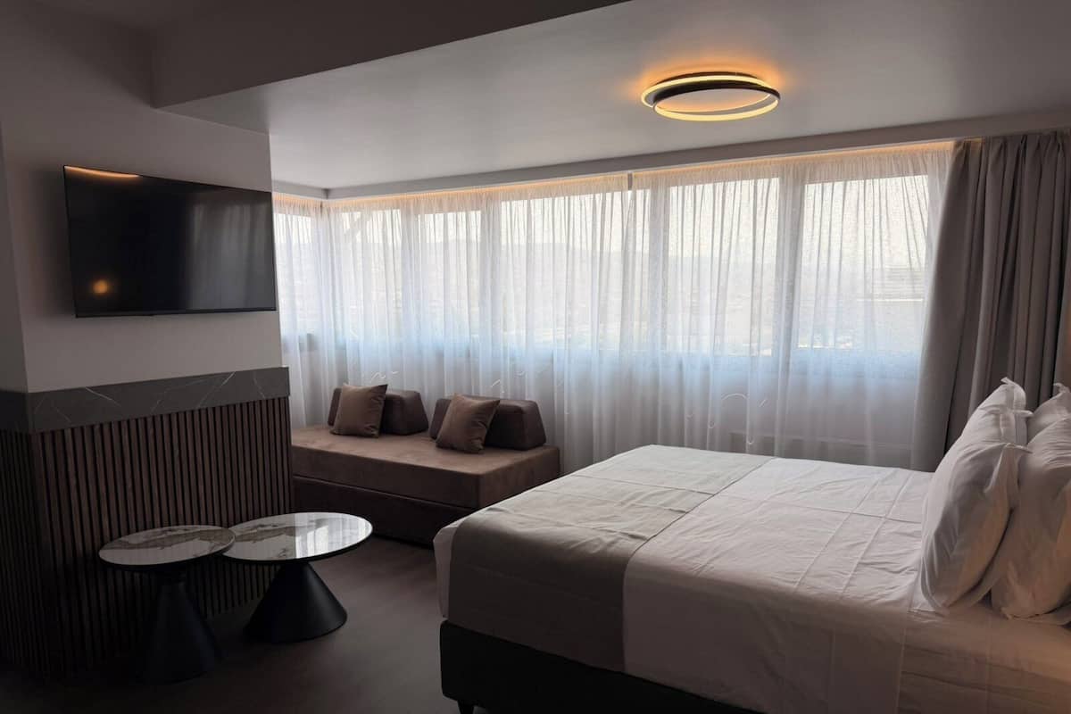 Junior-Suite | Allergikerbettwaren, Zimmersafe, Schreibtisch, Verdunkelungsvorhänge