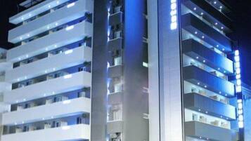 Mặt tiền nơi lưu trú - ban đêm