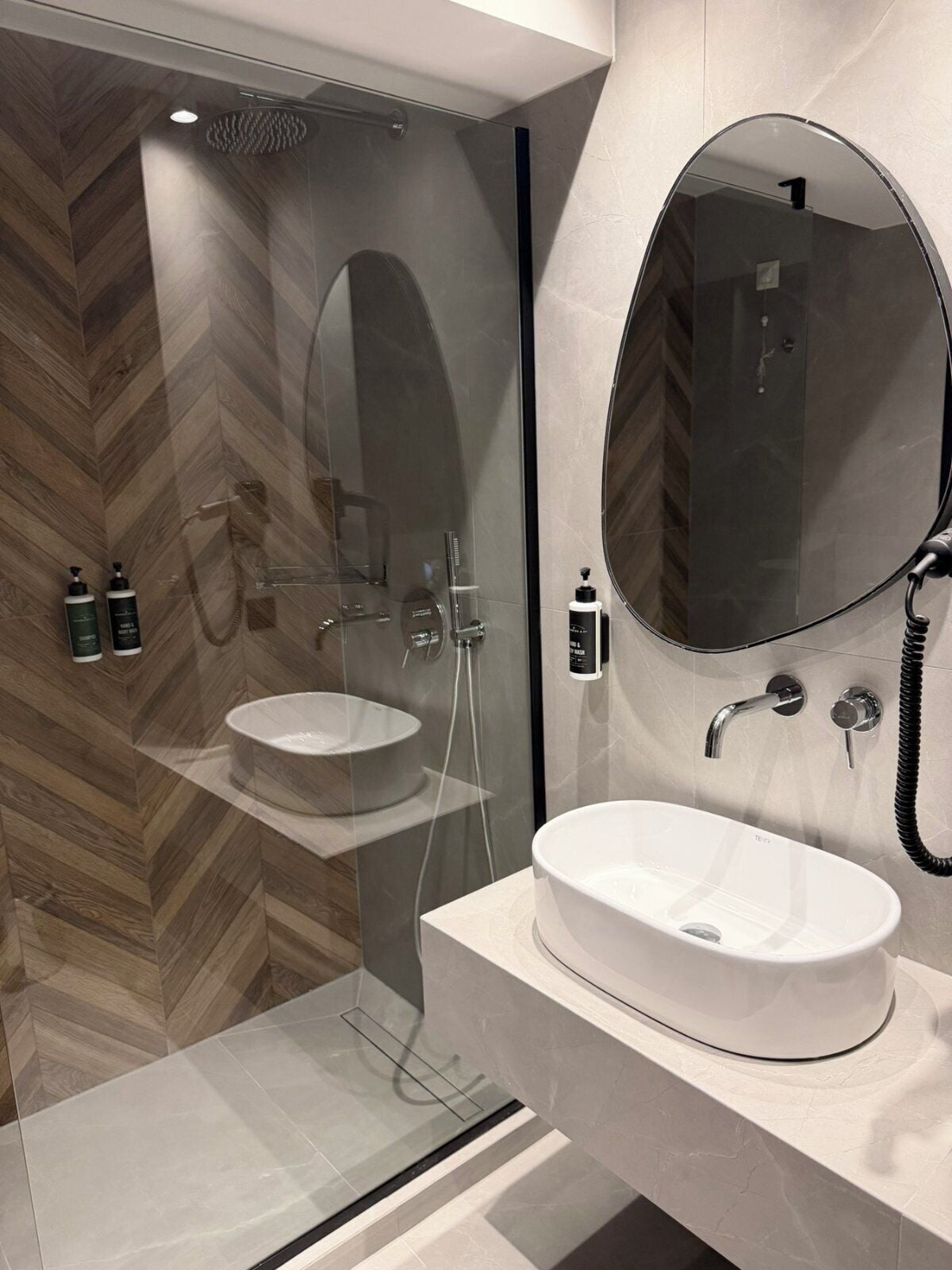 Artículos de tocador gratuitos, secador de pelo, bidet, toallas