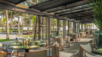 3 restaurants, breakfast, lunch, dinner served; Japanese cuisine