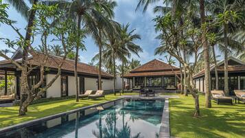 3 habitaciones, ropa de cama hipoalergénica, cubrecamas y minibar