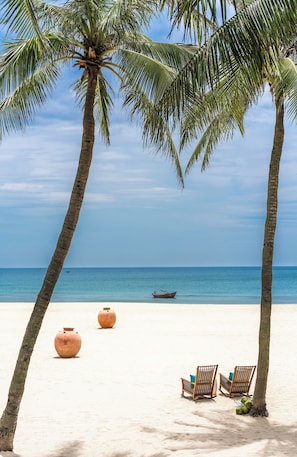 Plage privée, sable blanc, chaises longues, parasols