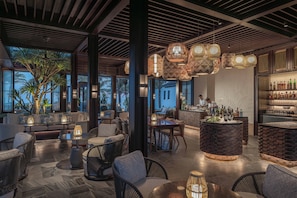 3 restaurants; breakfast, lunch and dinner served 