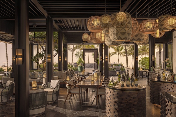 3 restaurants; breakfast, lunch, and dinner served
