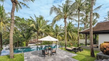 One Bedroom Garden Pool Villa | Allergitestet sengetøy, dundyner, minibar og safe på rommet