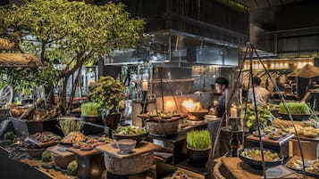 3 restaurants, breakfast, lunch, dinner served; Japanese cuisine