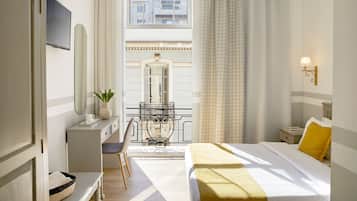 Ropa de cama de alta calidad y caja de seguridad en la habitación