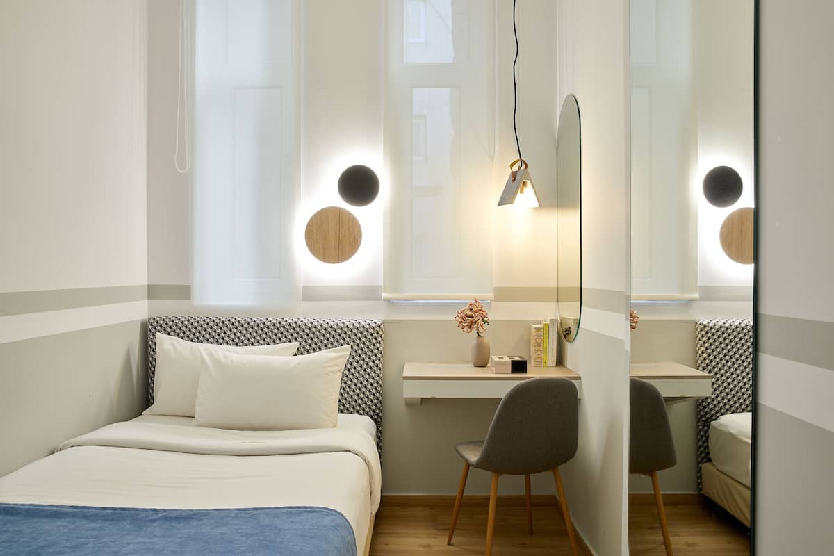 Standard Single Room, Courtyard View | Premium bedding, in-room safe, desk, blackout drapes