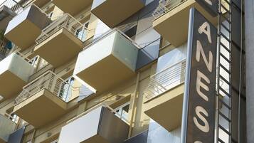Un hôtel doté de nombreux balcons et d’une enseigne indiquant « HÔTEL ANESSIS ».