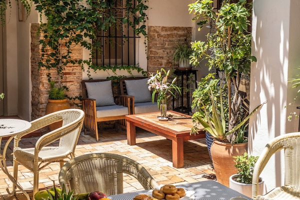 Tägliches kontinentales Frühstück (12 EUR pro Person)