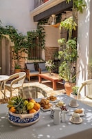 Daily continental breakfast (EUR 12 per person)