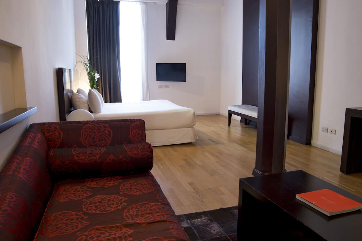 Roupas de cama premium, frigobar, cofres nos quartos, cortinas blackout