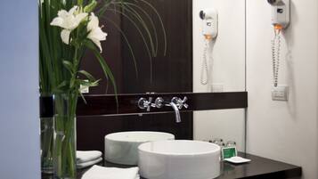 Chuveiro, produtos de toalete grátis, secador de cabelo, bidê