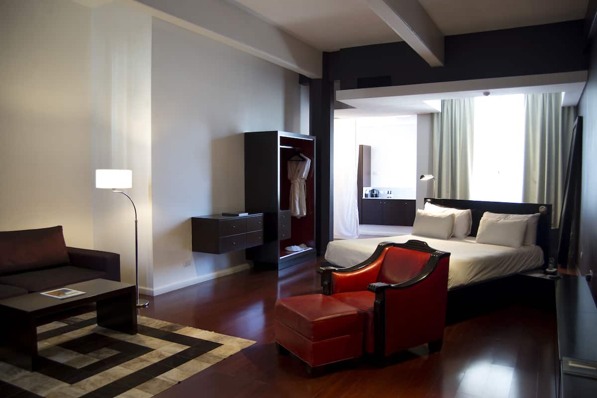 Roupas de cama premium, frigobar, cofres nos quartos, cortinas blackout