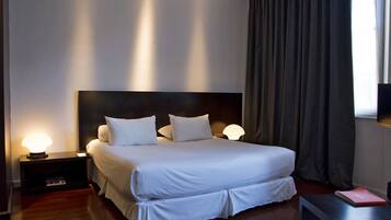 Quarto | Roupas de cama premium, frigobar, cofres nos quartos, cortinas blackout