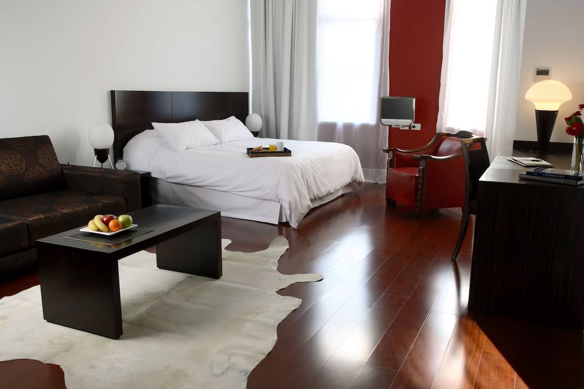 Quarto | Roupas de cama premium, frigobar, cofres nos quartos, cortinas blackout