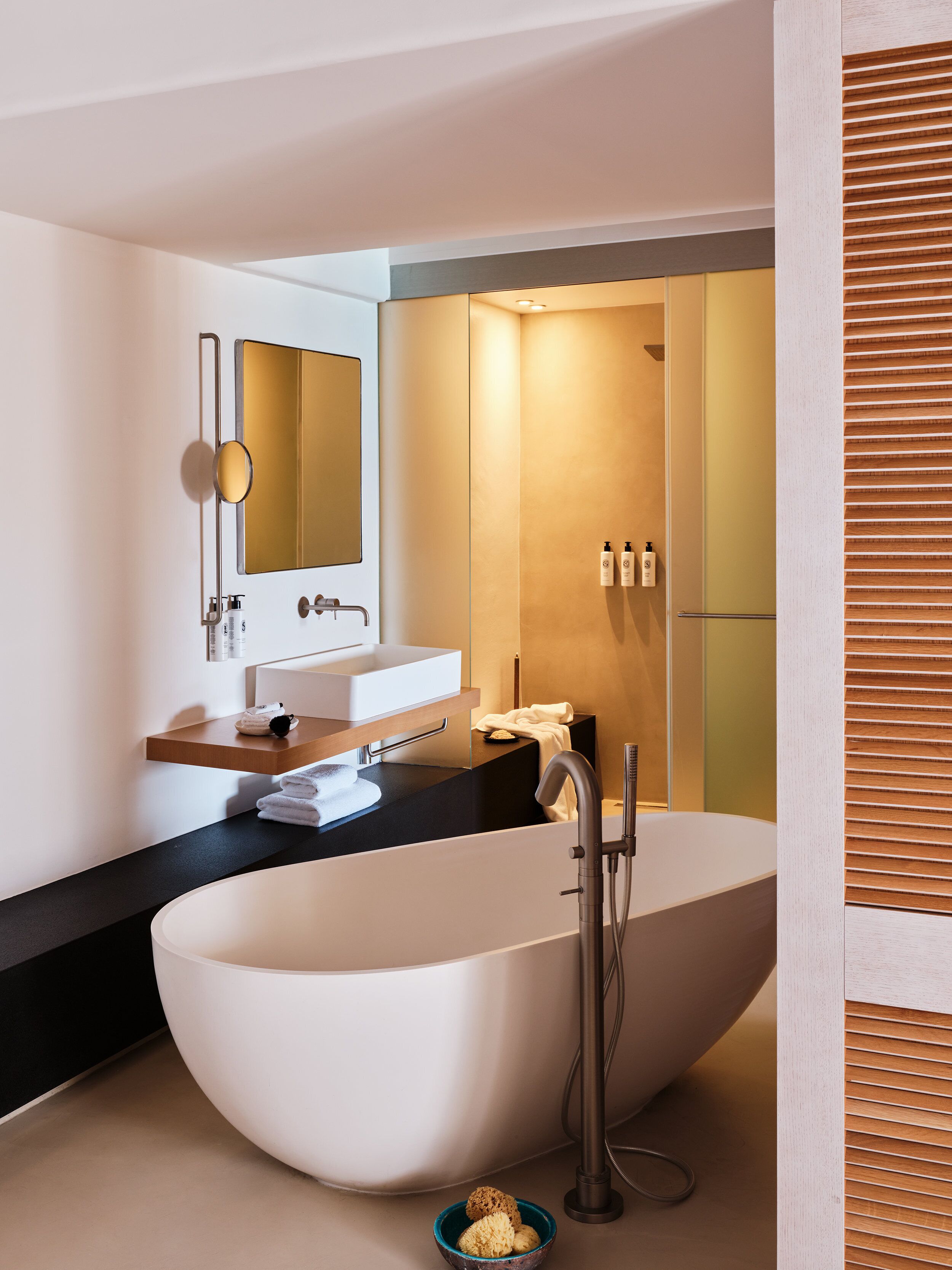 bill&coo suite with infinity pool | bathroom | free toiletries, hair dryer, bathrobes, slippers