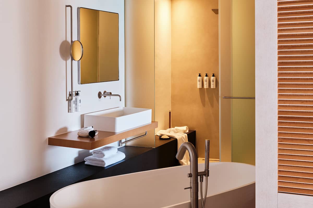 bill&coo suite with infinity pool | bathroom | free toiletries, hair dryer, bathrobes, slippers