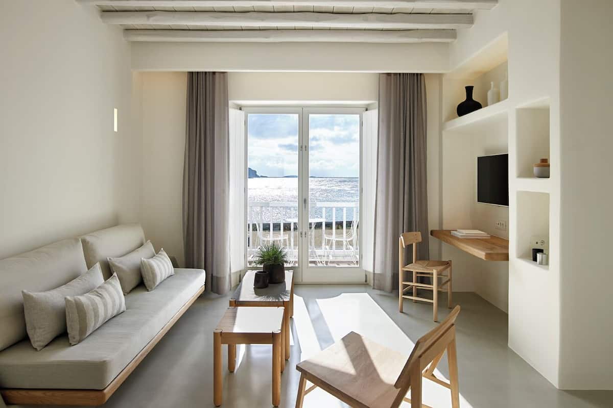 The Coast Beachfront Suite | Área de estar | TV de tela plana