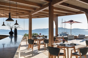Lunch och middag serveras, med utsikt mot havet