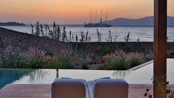 Premium bedding, minibar, free WiFi, bed sheets