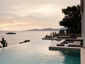 Bill&Coo Suite with Infinity Pool and Sea View | 私人游泳池