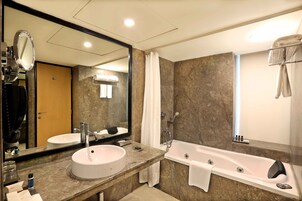 Suite Exécutive | Salle de bain | Articles de toilette de luxe, sèche-cheveux, peignoirs, chaussons