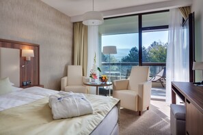 Minibar, Zimmersafe, Schreibtisch, Verdunkelungsvorhänge