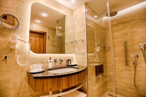 Premium Double Room | Bathroom | Shower, free toiletries, hair dryer, bathrobes - Ensana Esplanade (Piestany)
