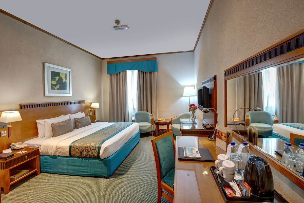 Premium bedding, in-room safe, desk, laptop workspace