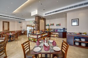 2 restaurants; breakfast, lunch, dinner, and brunch served - Orchid Hotel Al Barsha (Dubai)