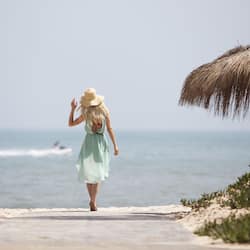 Bãi biển riêng, ghế dài tắm nắng, dù trên bãi biển