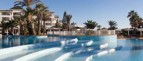 Kolam renang indoor dan kolam renang outdoor, dengan kursi berjemur