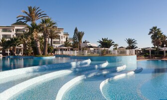 室内游泳池，室外游泳池，日光浴躺椅