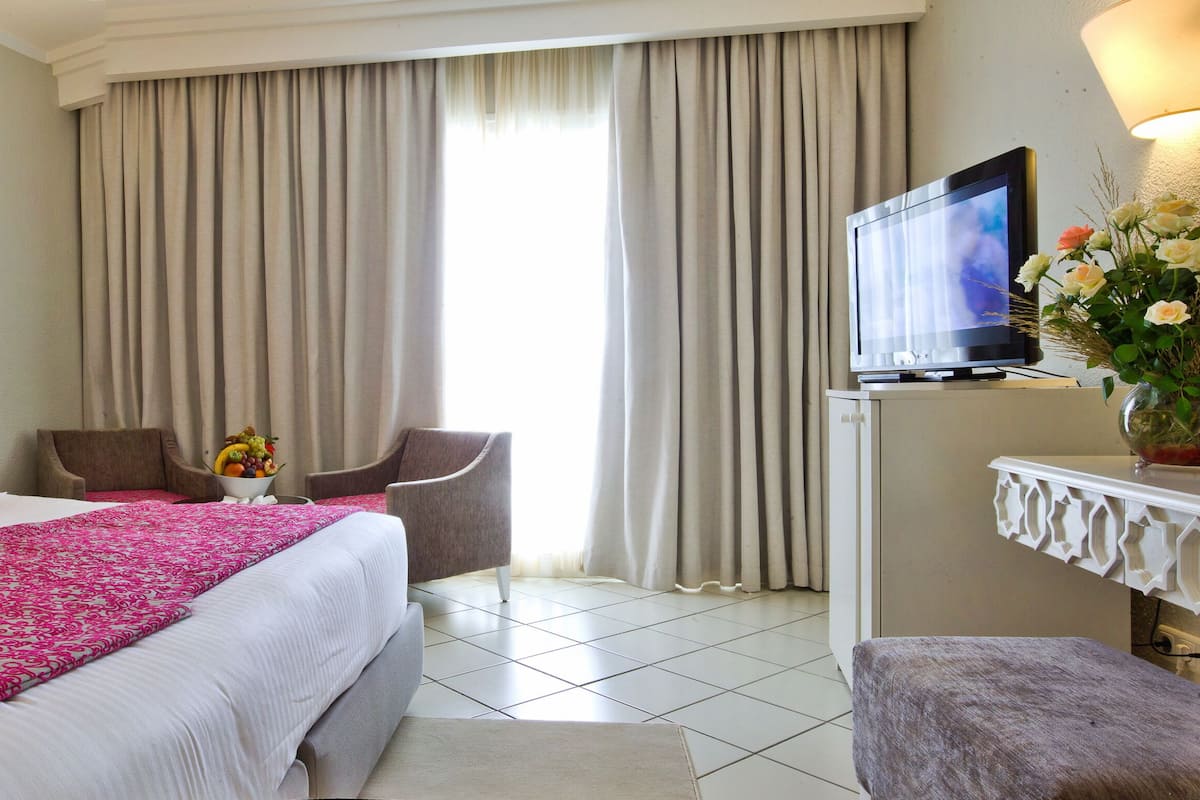Minibar, in-room safe, laptop workspace, blackout curtains
