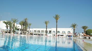Piscine couverte, 4 piscines extérieures
