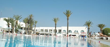 Una piscina cubierta, 4 piscinas al aire libre