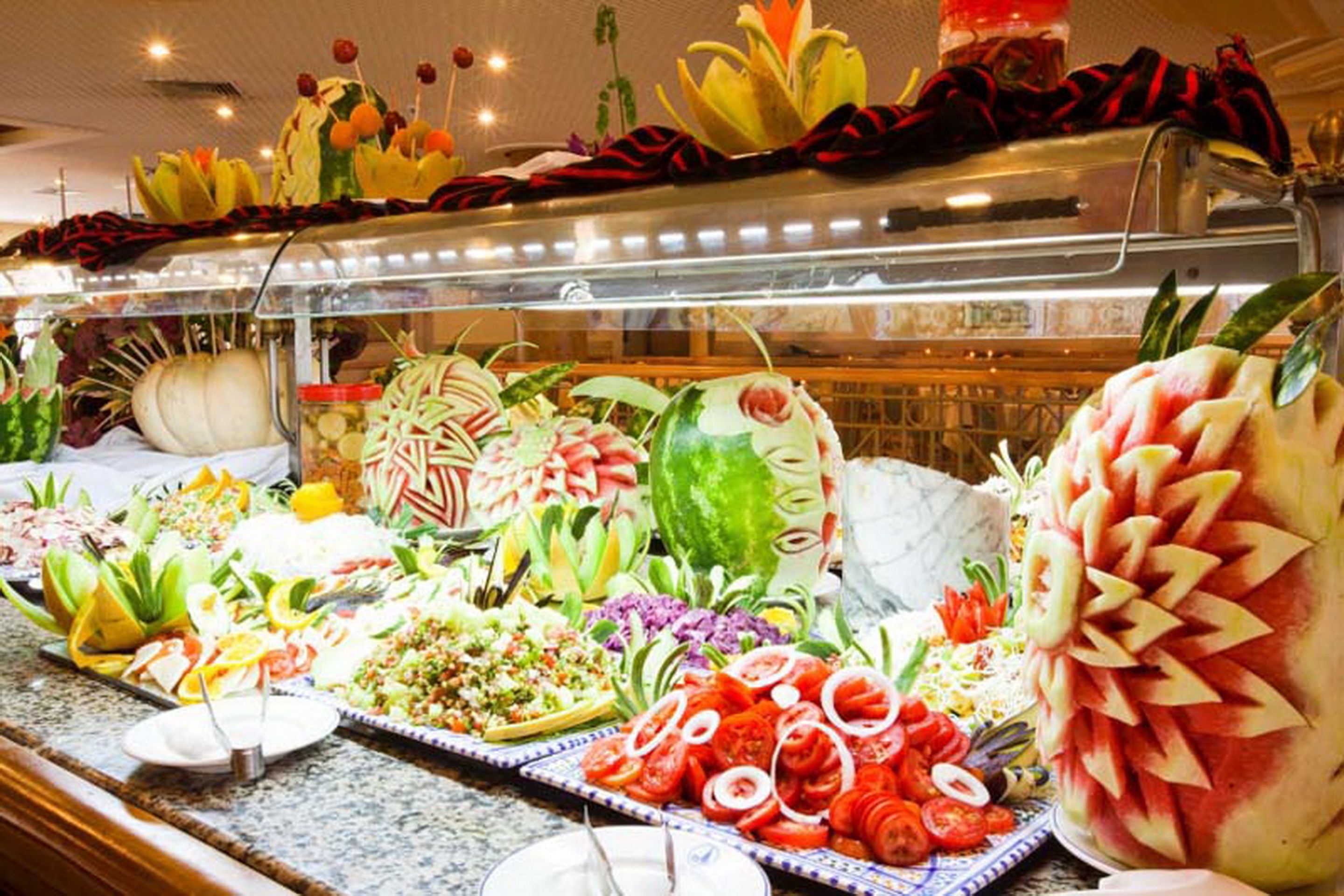 Ein reichhaltiges Buffet mit Speisen und dekorativen Mittelpunkten.
