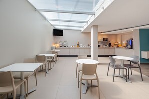 Petit déjeuner complet compris tous les jours