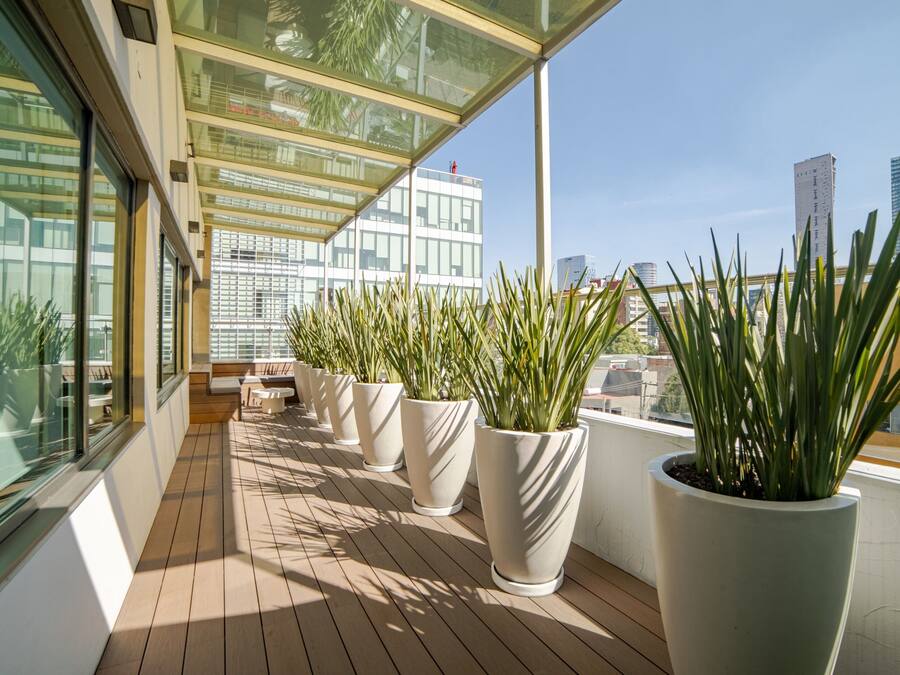 Caja de seguridad en la habitación, escritorio y cortinas blackout
