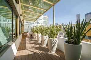 Suite, 1 Katil Raja (King) dengan Katil Sofa (Balcony) | Peti besi dalam bilik, meja, langsir/tirai gelap terus 