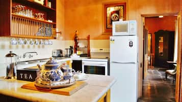 Casa de campo de lujo, hidromasaje (Paprika) | Cocina privada | Refrigerador con congelador, microondas, horno y parrilla de estufa