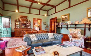 Luxe appartement, 1 slaapkamer (Musica Viva) | Woonruimte | Televisie en een dvd-speler