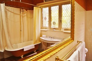 Classic Apartment, 2 Bedrooms (Butlers) | Bathroom | Designer toiletries, hair dryer, towels - Buxton Manor (North Adelaide)