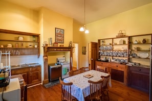 Appartement Classique, 3 chambres, cÎté jardin | Cuisine privée | Grand réfrigérateur, micro-ondes, four, plaque de cuisson