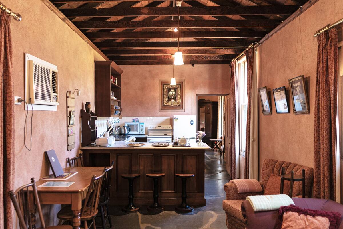 paprika spa cottage | private kitchen | full-sized fridge, microwave, oven, stovetop