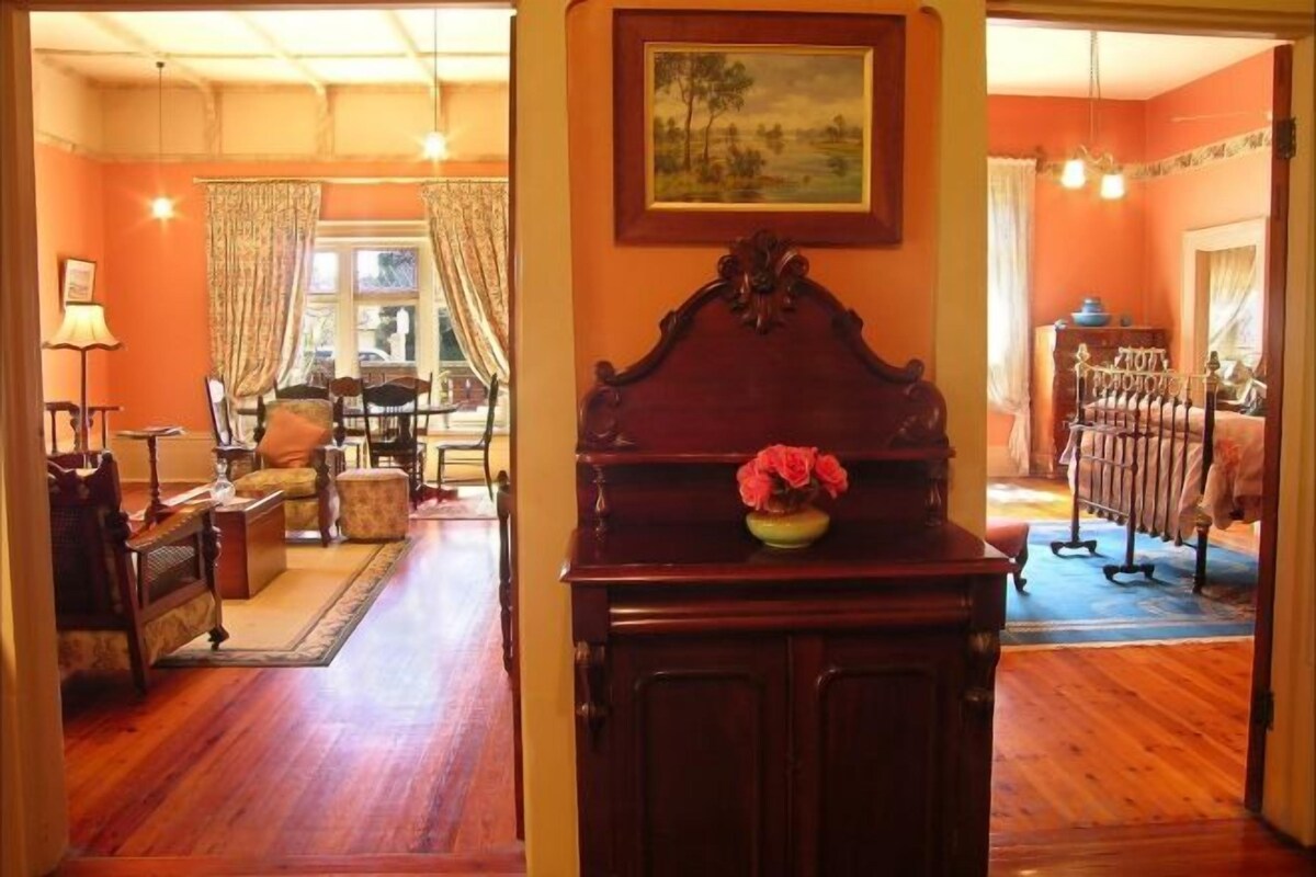 George Lowe Esquire Apartment